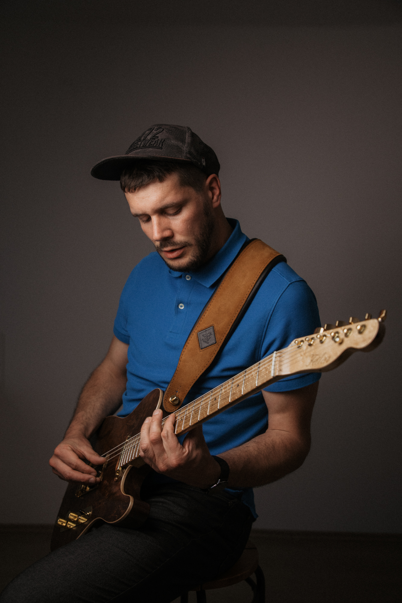 Zakladateľ Effectivo hrá na gitare v štúdiu